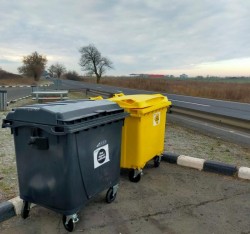 De acum încolo depinde doar de gradul de civilizație al participanților la trafic. Primele containere de colectare selectivă a deșeurilor pe DN 69, Arad--Timișoara


