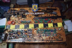 Bărbat reținut pentru 24 de ore după ce la domiciliul său din Joia Mare a fost găsit un arsenal de arme de vânătoare, cartușe și trofee cinegetice

