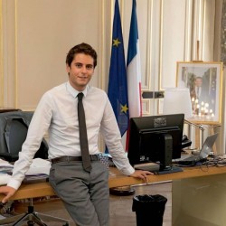 Emmanuel Macron l-a numit în funcția de prim-ministru pe Gabriel Attal, cel mai tânăr premier din istoria Franței şi primul homosexual declarat