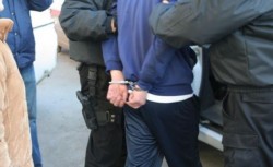 Doi tâlhari din Galați reținuți după 5 luni după ce au furat 30.000 de euro de la un bărbat aflat într-o benzinărie din Arad

