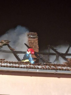 Pompierii arădeni au lichidat din fașă un incendiu izbucnit la o casă pe strada Rusu Șirianu din Arad