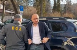 Primarul PSD de Botoșani Andrei Cosmin pus sub control judiciar după ce a trucat concursul pentru ocuparea unui post în primărie. Surpriză… informațiile incriminatorii au fost furnizate chiar de sotul femeii, sofer de TIR aflat in Italia

