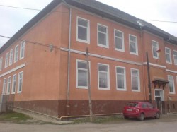 Au început să cadă școlile din România. S-a prăbușit tavanul unei clase de la o școală din județul Sibiu. 4 elevi sunt răniți 
