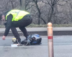 Tânăr aflat pe motocicletă, rănit și transportat la spital după ce s-a izbit de o mașină - 
Titlu inițial: Motociclist lovit pe podul din Micălaca din zona Subcetate, trafic îngreunat