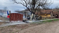 Casă salvată de flăcări de pompierii din Sebiș