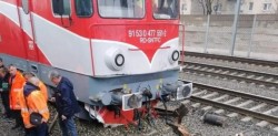 O locomotivă s-a înfipt în parapet în Gara Arad