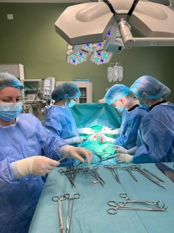 O tumoare la ovar de 27 centimetri și 2,7 kilograme extirpată unei femei de 45 de ani de medicii arădeni de la Secția Clinică Obstetrică-Ginecologie

