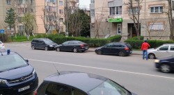 Vandalism azi noapte în Arad. 24 de mașini parcate pe strada Miron Costin au rămas pe butuci. Persoane necunoscute le-au tăiat anvelopele 

