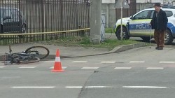 Biciclist lovit de mașină pe strada Dorobanților din Arad. Bărbatul rănit a ajuns la UPU Arad