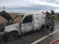 O furgonetă s-a făcut scrum în urma unui incendiu pe centura Aradului. A fost afectată și prelata unui TIR