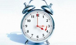 România va trece la ora de vară în noaptea de sâmbătă, 30 martie, spre duminică, 31 martie. Atunci, ceasurile vor fi date înainte cu o oră, ora 3:00 devenind ora 4:00

