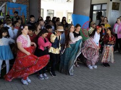 Spectacol emoționant de Ziua Internațională a Romilor la Arad