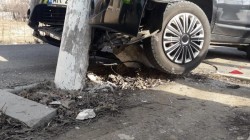 Accident rutier cu victime în Aradul Nou. O mașină cu 3 ocupanți a intrat într-un stâlp