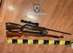 Două arme nedeclarate descoperite la domiciliul unui ineuan în urma unor percheziții ale polițiștilor