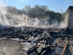 O casă abandonată de pe strada Iuliu Maniu din Arad s-a făcut scrum în urma unui incendiu