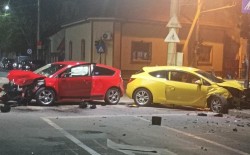 Accident grav luni noaptea la intersecția străzilor Șaguna cu Kogălniceanu, implicate 2 mașini cu trei victime
