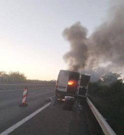 Trafic restricționat pe autostrada A1 din cauza unei furgonete care a luat foc