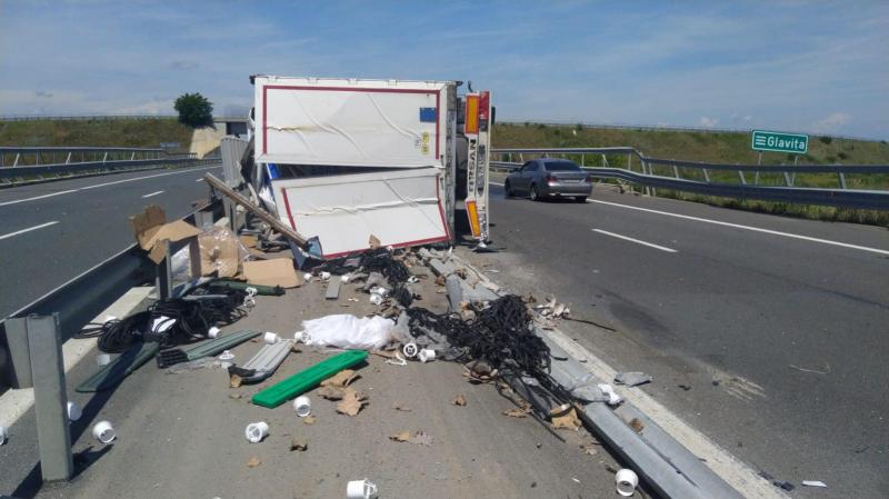 Accident grav cu șofer în stare critică pe autostradă la coborârea de pe A1 pe A6