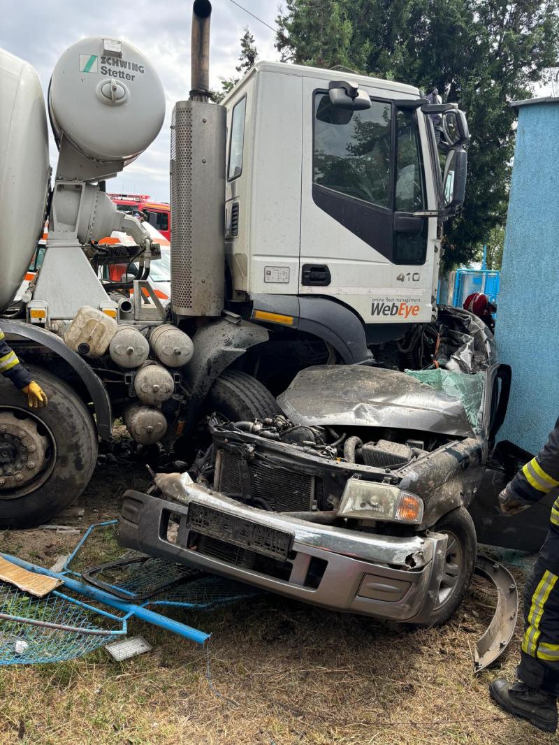 Accident mortal între Arad și Horia. Coliziune între o betonieră și o mașină de teren