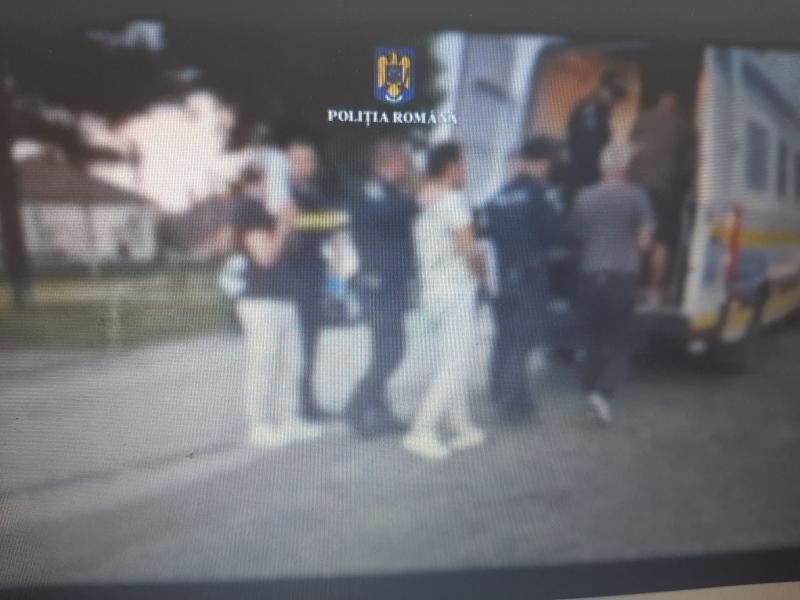Trei răniți în urma unei bătăi la un local din Păuliș. Cinci bătăuși au fost reținuți pentru 24 de ore de polițiști