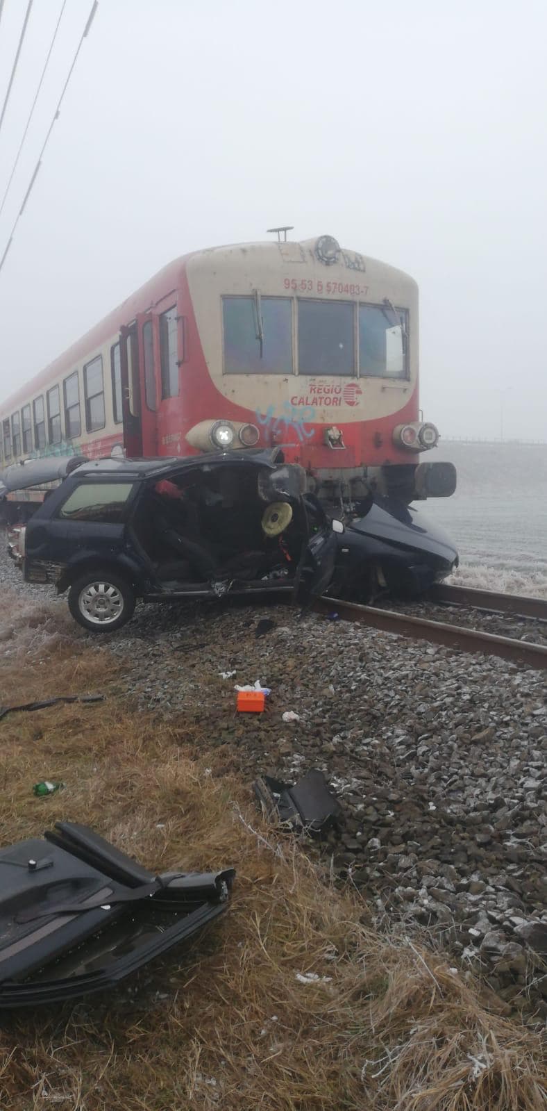Accident cu mașină lovită de tren în Aradul Nou! Două persoane sunt rănite dintre care una posibil decedată 3