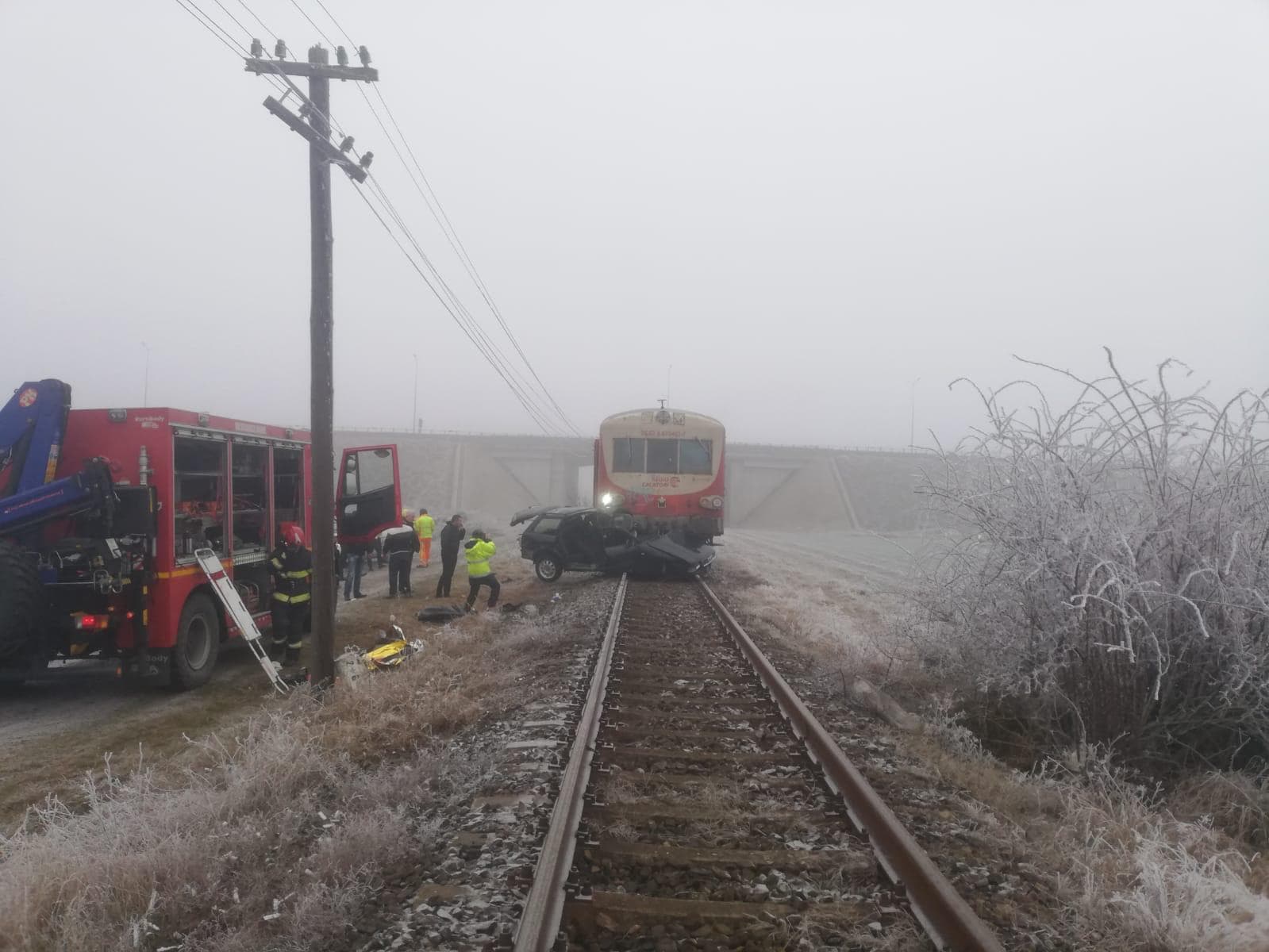 Accident cu mașină lovită de tren în Aradul Nou! Două persoane sunt rănite dintre care una posibil decedată 2