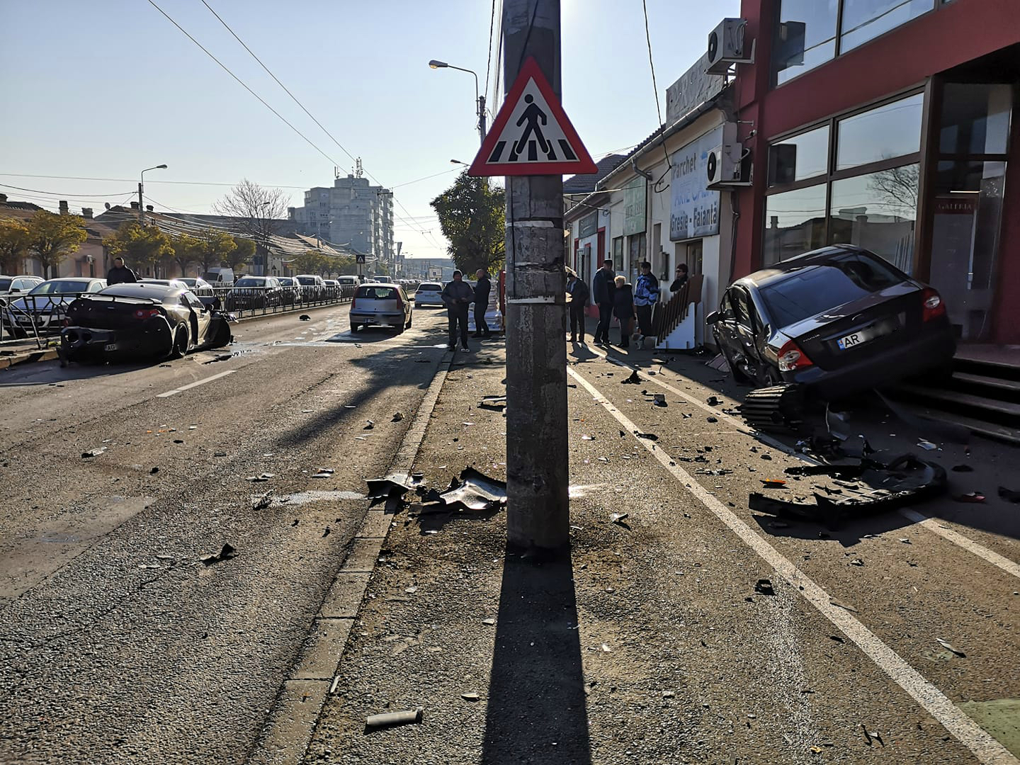 Accident spectaculos în Timișoara! Un arădean a ajuns cu roțile pe vitrinele unui magazin